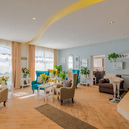 לינה וארוחת בוקר Dgolden Valley Boutique 4*